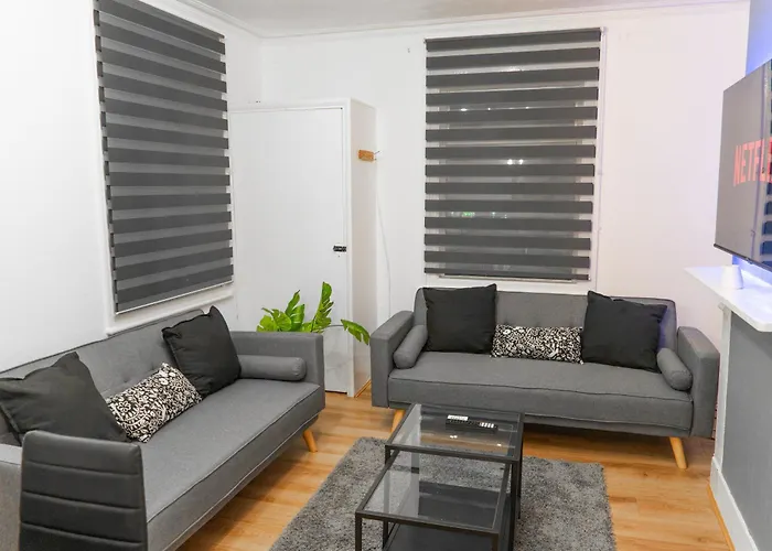 Spacious House - City Centre - Perfect For Contractors & Families - 3 Bed House - Pool Table & Parking!