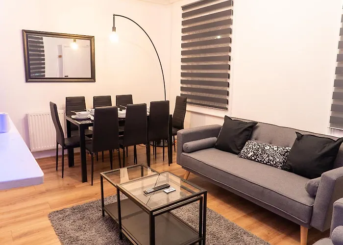 Spacious House - City Centre - Perfect For Contractors & Families - 3 Bed House - Pool Table & Parking!