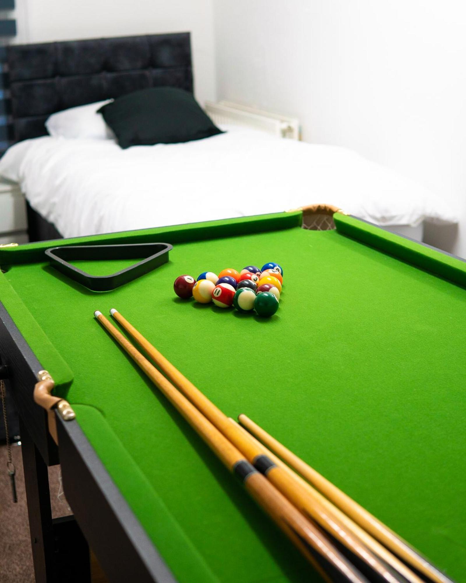 Spacious House - Centre - Perfect For Contractors & Families - 3 Bed House - Pool Table & Parking! *