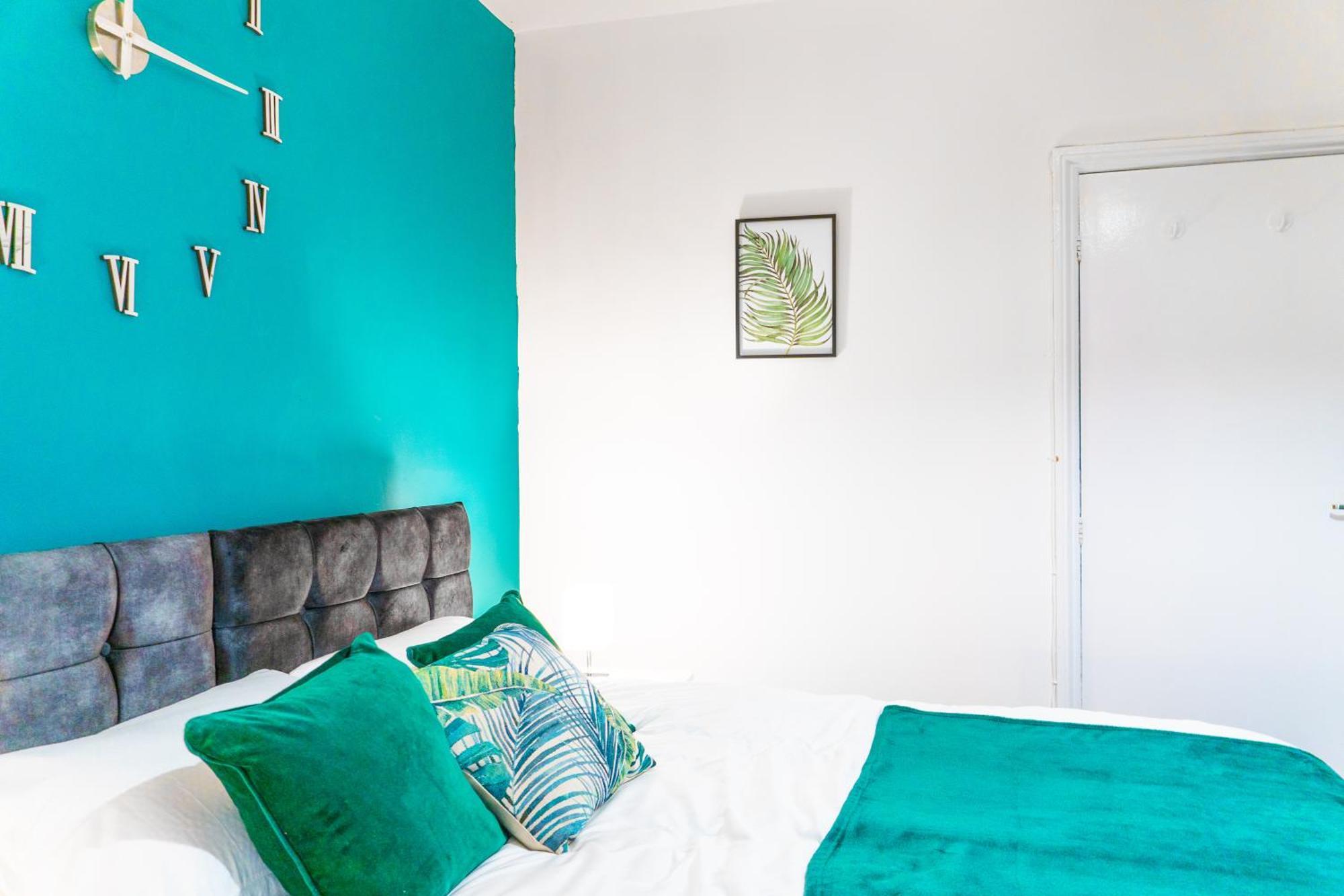 Holiday home Spacious House - Centre - Perfect For Contractors & Families - 3 Bed House - Pool Table & Parking! *