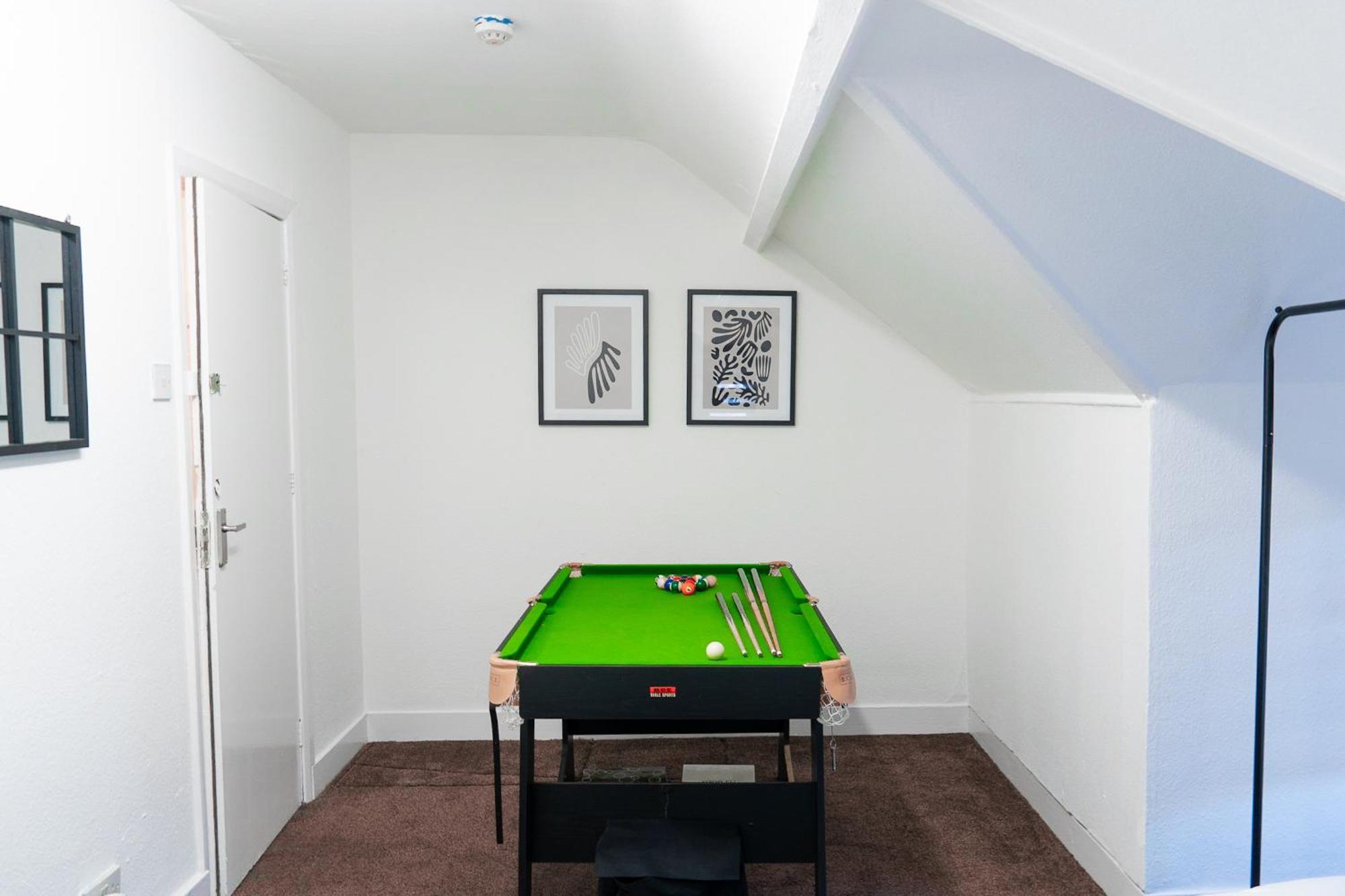 Holiday home Spacious House - Centre - Perfect For Contractors & Families - 3 Bed House - Pool Table & Parking!