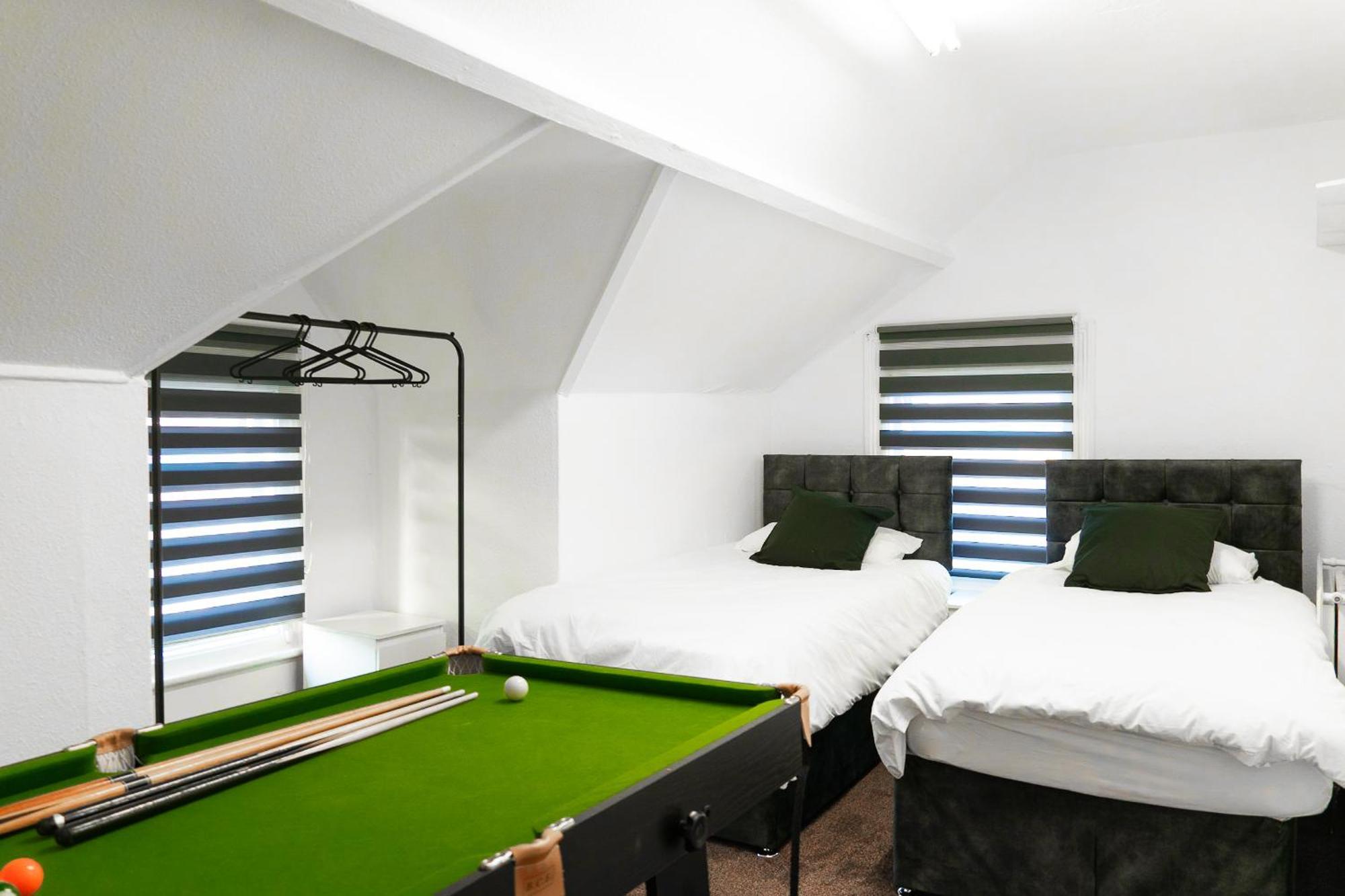 Holiday home Spacious House - Centre - Perfect For Contractors & Families - 3 Bed House - Pool Table & Parking! *