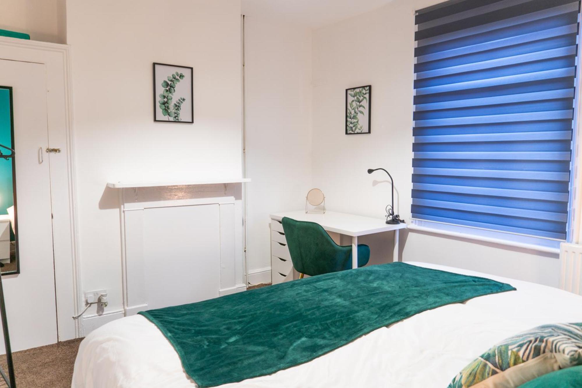 Spacious House - Centre - Perfect For Contractors & Families - 3 Bed House - Pool Table & Parking! * Reading