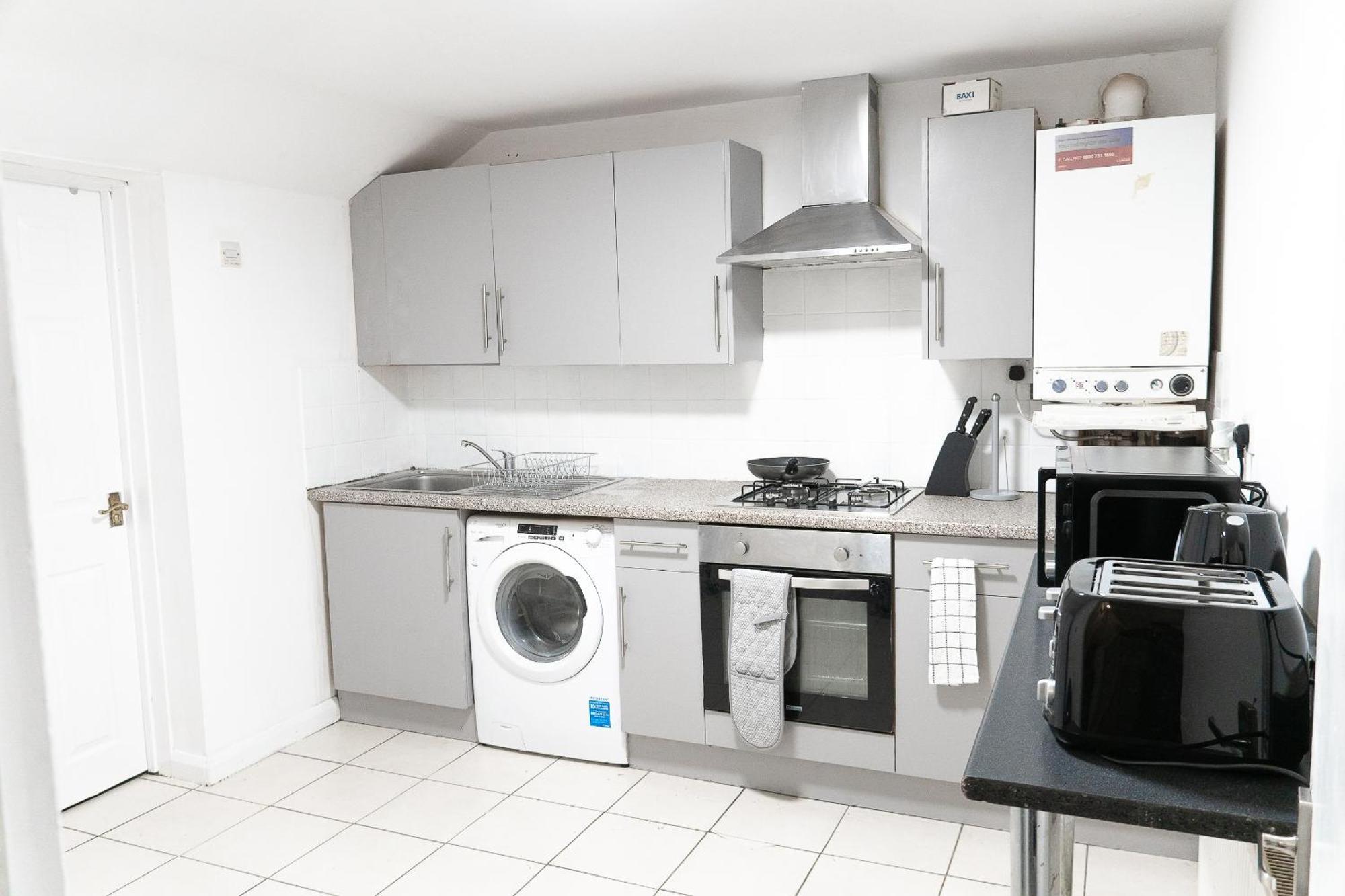 Spacious House - Centre - Perfect For Contractors & Families - 3 Bed House - Pool Table & Parking! Holiday home *
