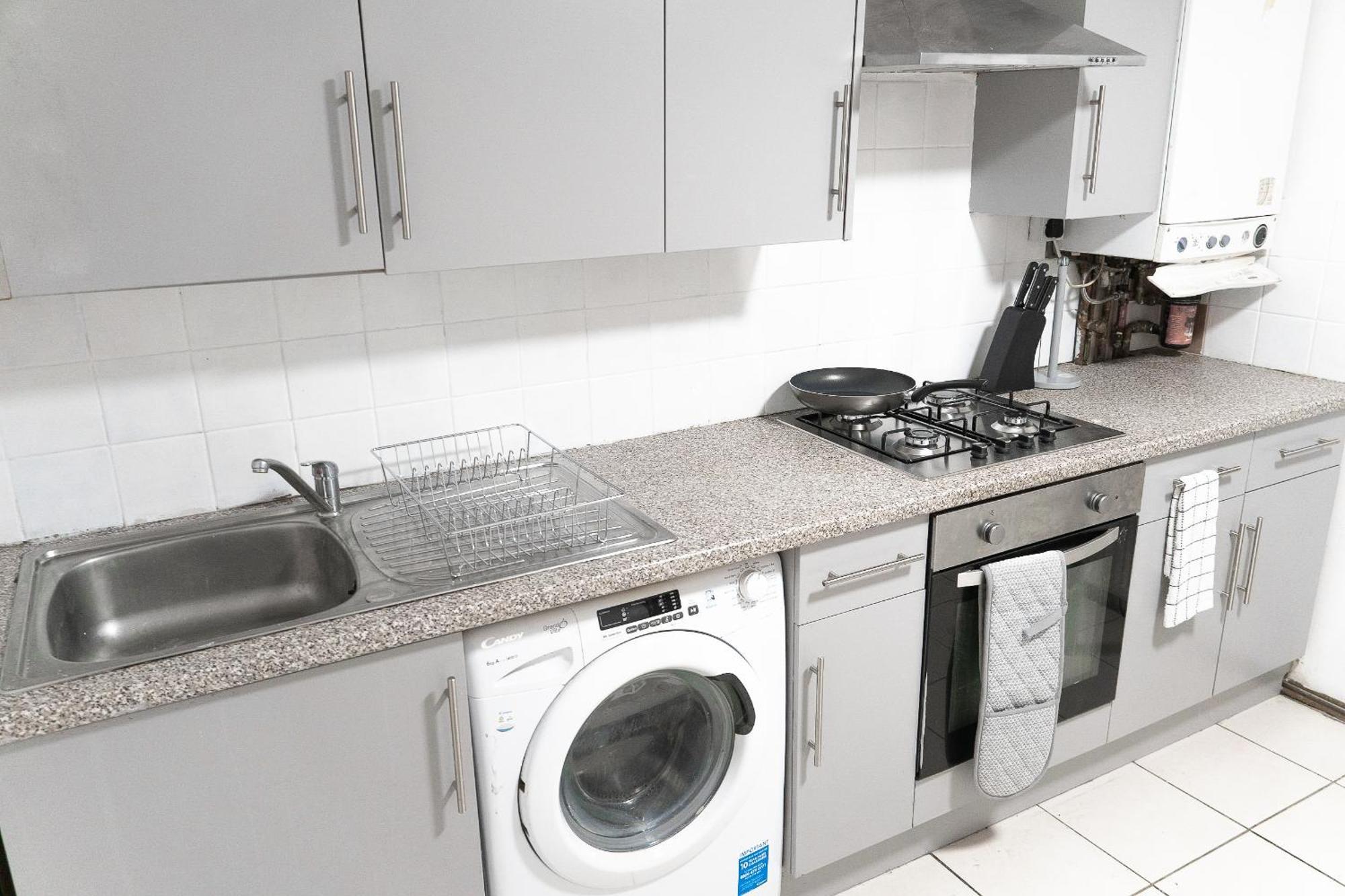 Spacious House - Centre - Perfect For Contractors & Families - 3 Bed House - Pool Table & Parking! * Reading