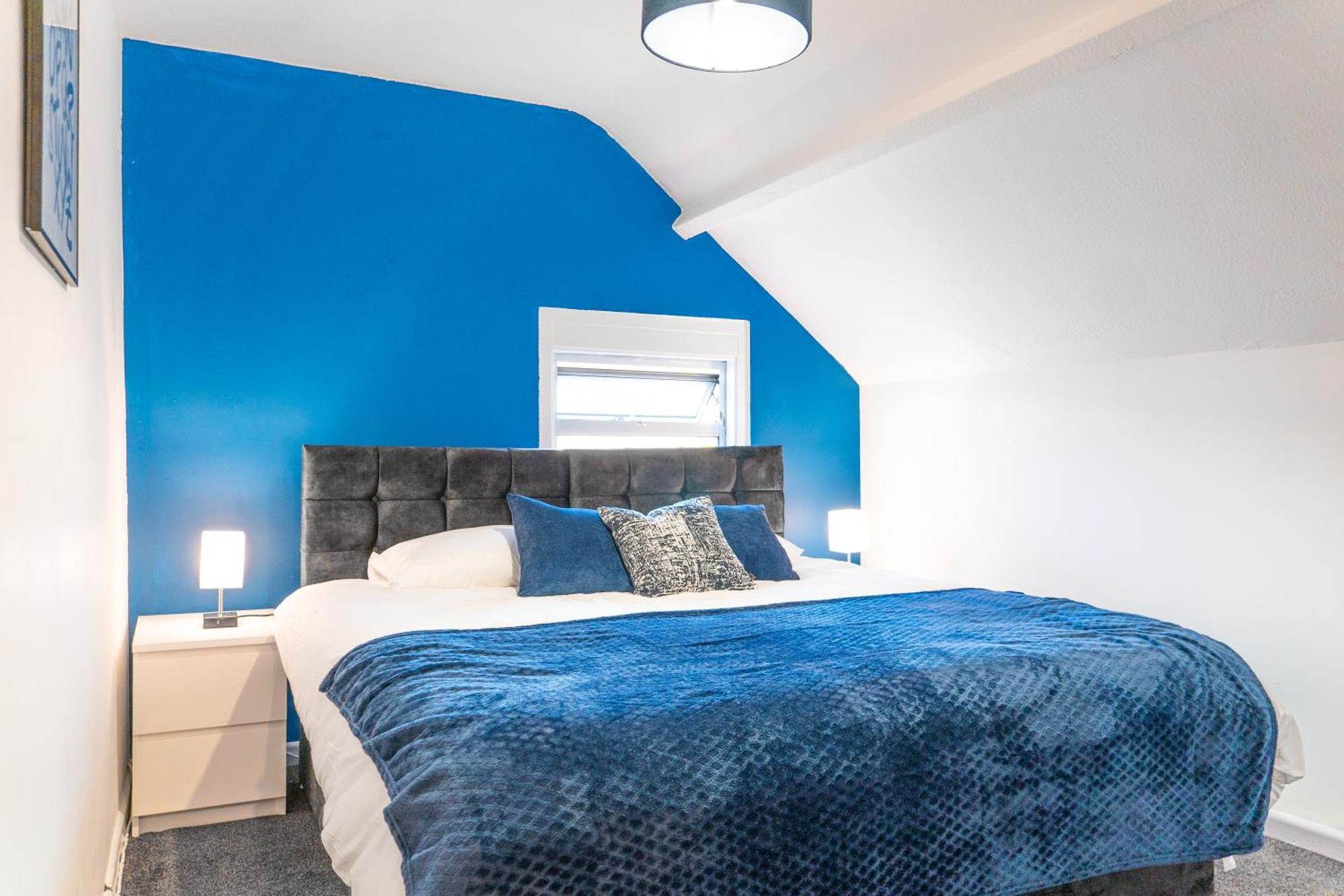 Spacious House - Centre - Perfect For Contractors & Families - 3 Bed House - Pool Table & Parking!